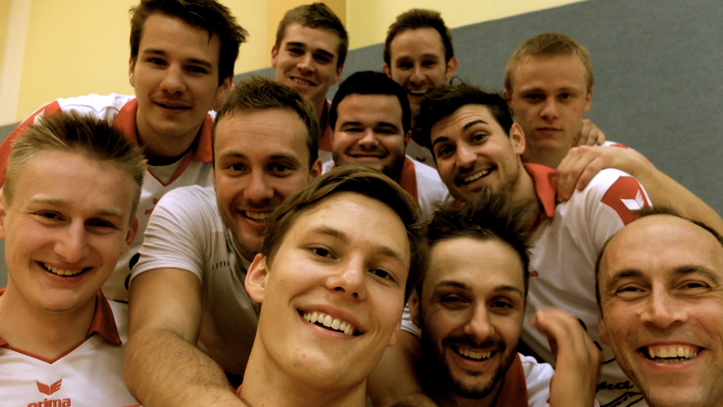 „Die Volleyball-Jungs aus Esternberg nach 4 Siegen mit ordentlich „Selfie-Bewusstsein“